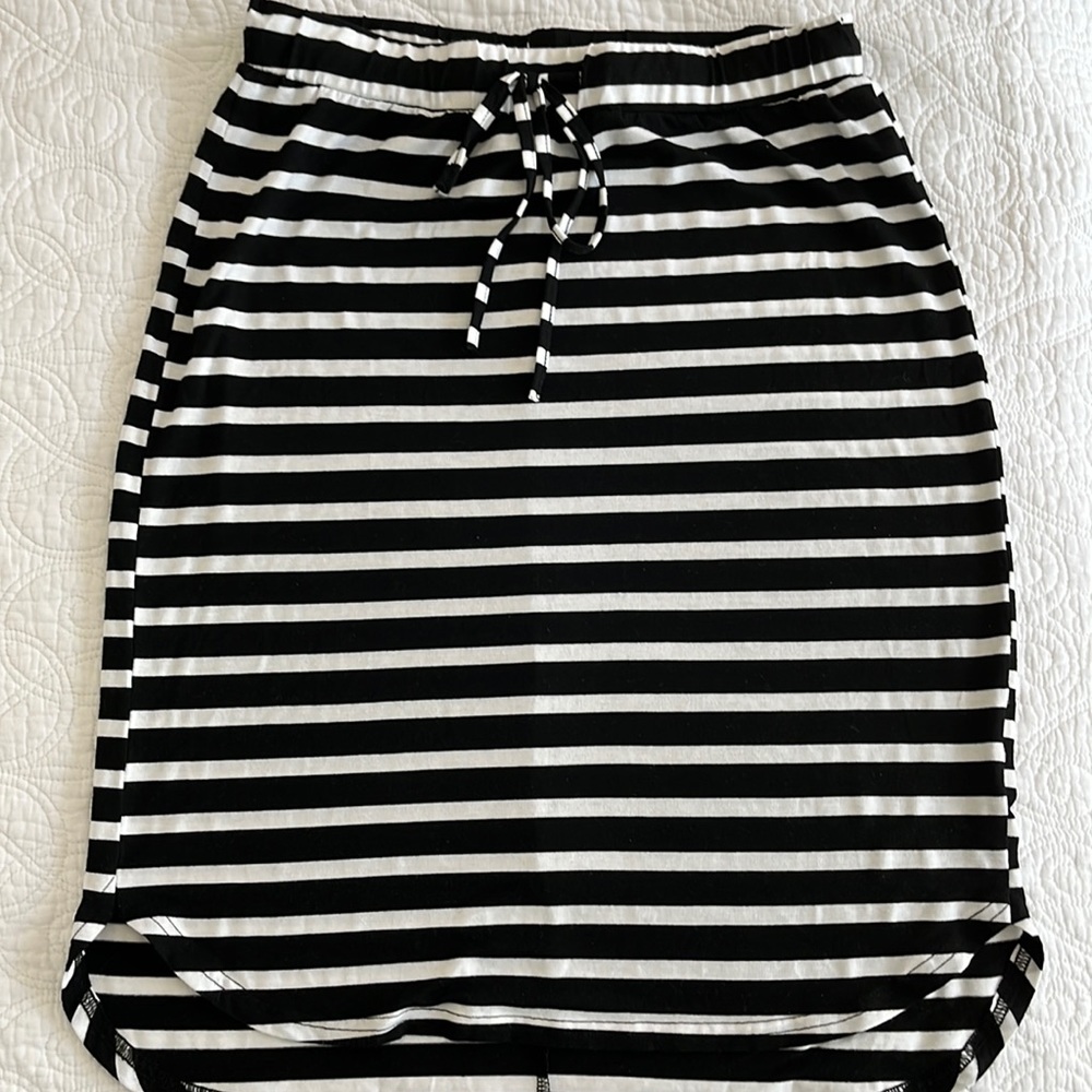 Black and white skirt, size M.